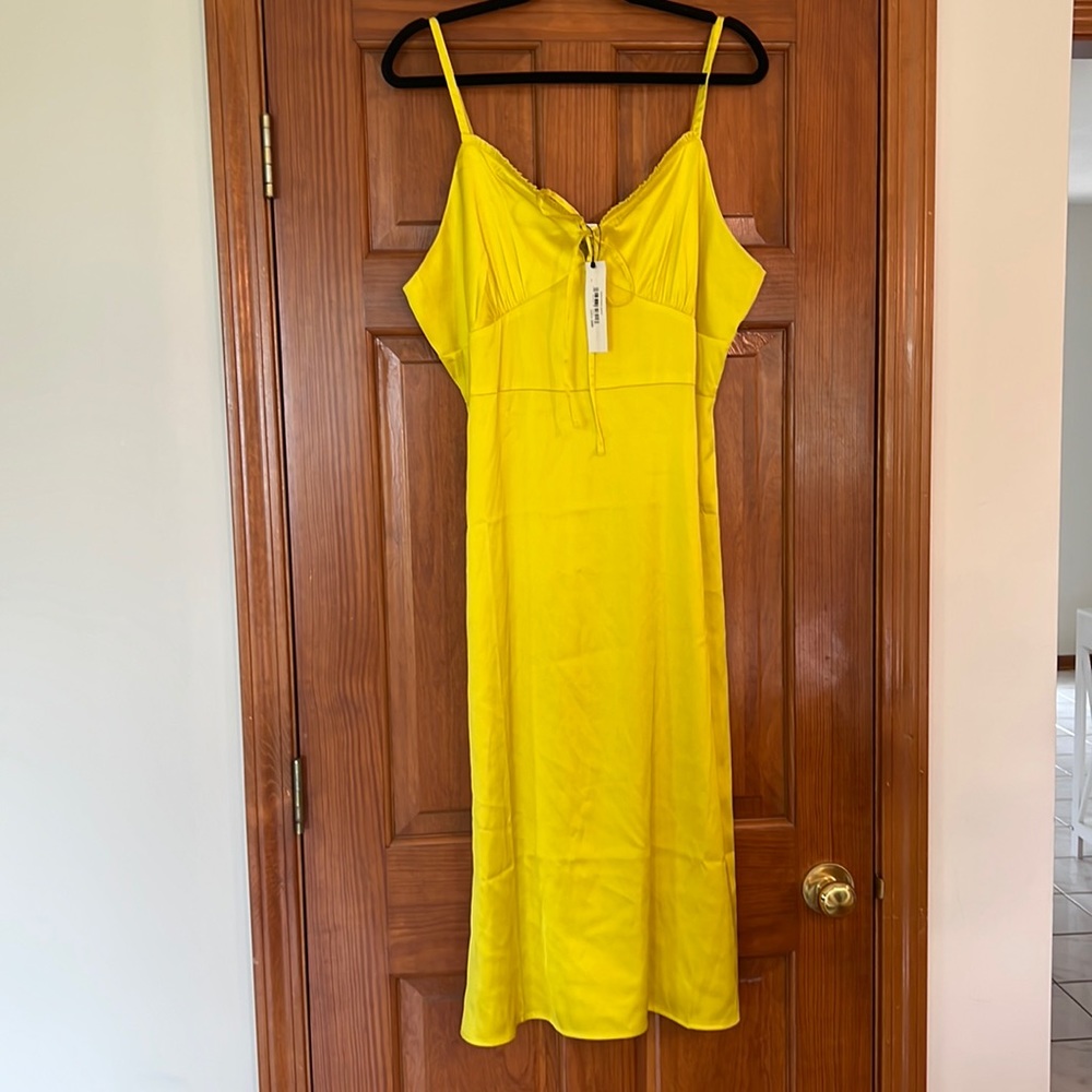 NWT. Women’s XL yellow slip dress. Bow tie on chest. Very flattering. Smoke free